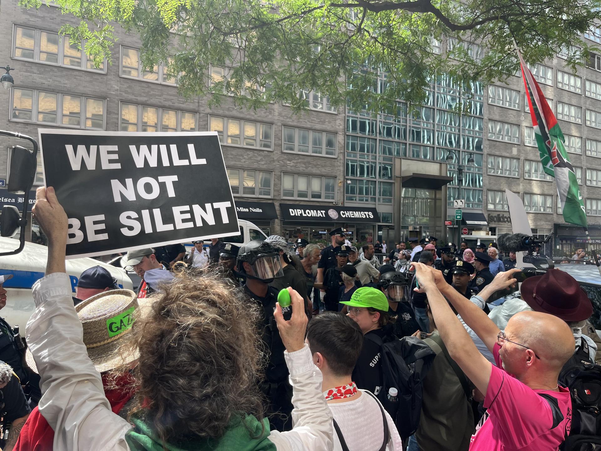 Una persona sostiene un cartel durante una protesta contra la guerra en Gaza este lunes, ante la misión de Estados Unidos en la ONU, en Nueva York (Estados Unidos). EFE/Nora Quintanilla

