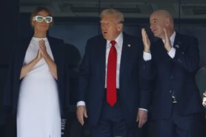 El presidente de Estados Unidos, Donald J. Trump (c), la primera dama de Estados Unidos, Melania Trump (i), y el presidente de la FIFA, Gianni Infantino (d), asisten a la final del Mundial de Clubes de la FIFA 2025 entre el Chelsea FC y el Paris Saint-Germain, en East Rutherford, Nueva Jersey (EE.UU.). EFE/CJ GUNTHER