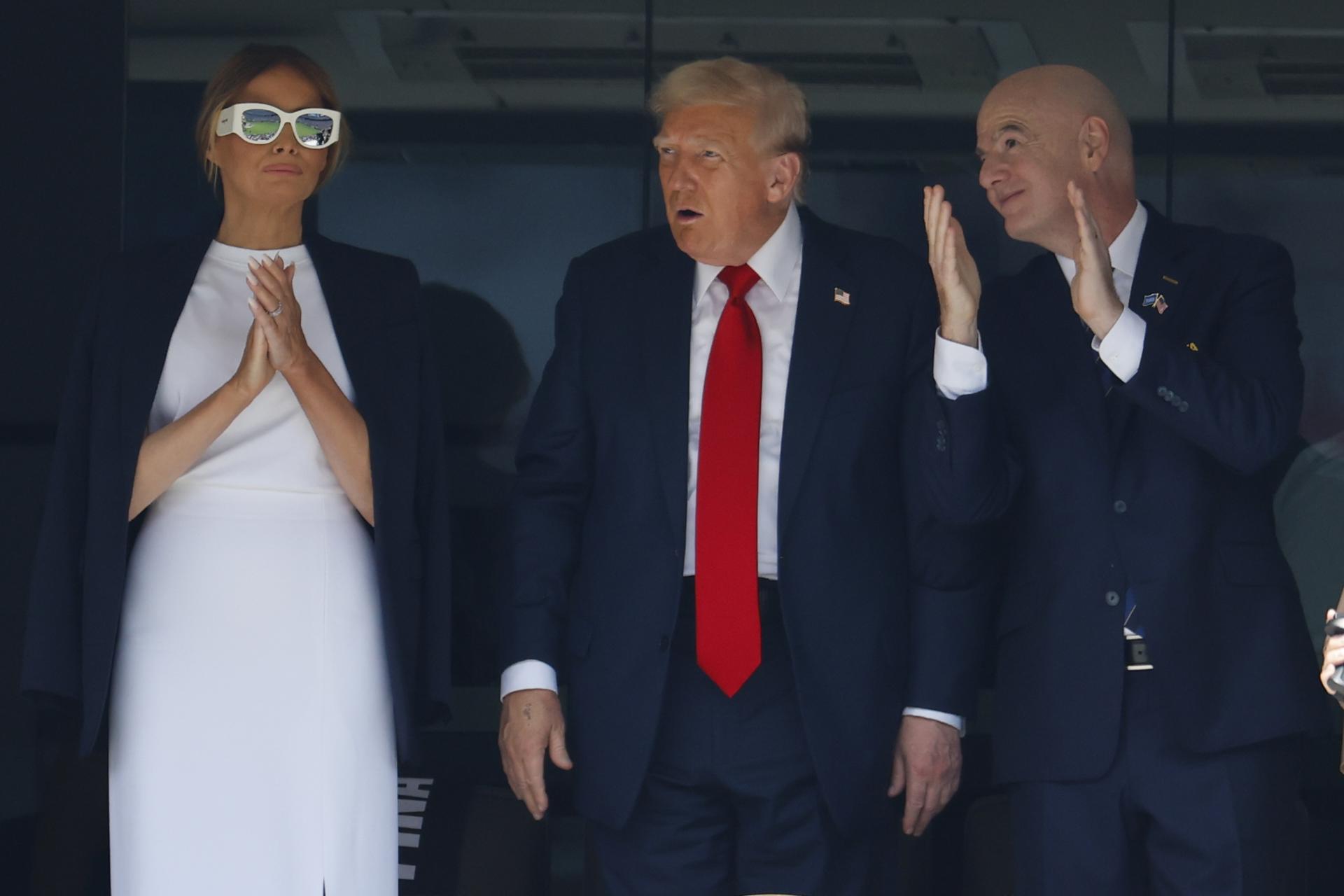 El presidente de Estados Unidos, Donald J. Trump (c), la primera dama de Estados Unidos, Melania Trump (i), y el presidente de la FIFA, Gianni Infantino (d), asisten a la final del Mundial de Clubes de la FIFA 2025 entre el Chelsea FC y el Paris Saint-Germain, en East Rutherford, Nueva Jersey (EE.UU.). EFE/CJ GUNTHER