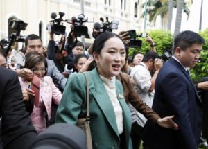 Bangkok (Thailand), 01/07/2025.- Thai Prime Minister Paetongtarn Shinawatra (C) is surrounded by journalists after a cabinet meeting at Government House in Bangkok, Thailand, 01 July 2025. The Constitutional Court is set on 01 July 2025 to consider whether to accept the petition calling to suspend Thai Prime Minister Paetongtarn Shinawatra over a leaked audio clip of a phone call conversation with Cambodian Senate President Hun Sen. The submitted petition calls for the charter court to rule on the controverial leak of an audio clip of a phone call with Hun Sen, alleging Prime Minister Paetongtarn of violating serious ethical standards, and lacking integrity. (Camboya, Tailandia) EFE/EPA/RUNGROJ YONGRIT