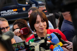 La ministra de Ciencia, Innovación y Universidades, Diana Morant, hace declaraciones a los medios a las puertas de la sede del PSOE en la madrileña calle de Ferraz, donde este sábado tiene lugar el Comité Federal del PSOE. EFE/Borja Sánchez-Trillo