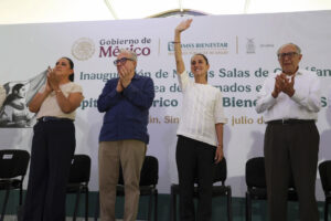 Fotografía cedida por la Presidencia de México, de la mandataria mexicana Claudia Sheinbaum (c-d), durante un acto protocolario este viernes, en Culiacán, (México). EFE/ Presidencia de México /SOLO USO EDITORIAL/NO VENTAS/SOLO DISPONIBLE PARA ILUSTRAR LA NOTICIA QUE ACOMPAÑA (CRÉDITO OBLIGATORIO)