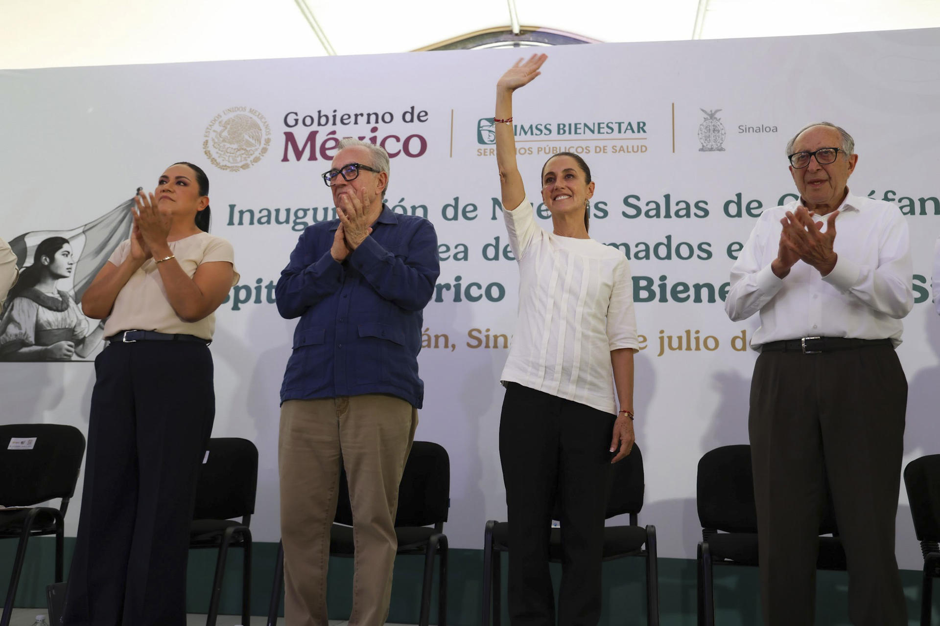 Fotografía cedida por la Presidencia de México, de la mandataria mexicana Claudia Sheinbaum (c-d), durante un acto protocolario este viernes, en Culiacán, (México). EFE/ Presidencia de México /SOLO USO EDITORIAL/NO VENTAS/SOLO DISPONIBLE PARA ILUSTRAR LA NOTICIA QUE ACOMPAÑA (CRÉDITO OBLIGATORIO)