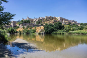 Vista del estado del río Tajo a su paso por Toledo este jueves. El presidente de Castilla-La Mancha, Emiliano García-Page, ha avanzado que su Gobierno emprenderá acciones judiciales si el Estado no toma medidas para poner fin al "incomprensible retraso" en la aprobación de las normas de explotación del trasvase Tajo-Segura. EFE/ Ángeles Visdómine