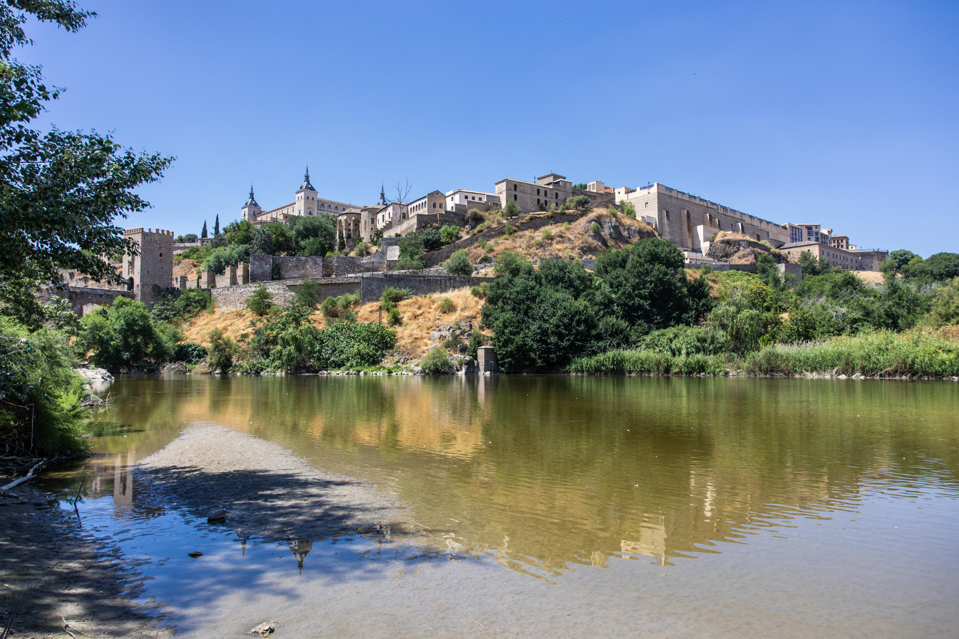 Vista del estado del río Tajo a su paso por Toledo este jueves. El presidente de Castilla-La Mancha, Emiliano García-Page, ha avanzado que su Gobierno emprenderá acciones judiciales si el Estado no toma medidas para poner fin al "incomprensible retraso" en la aprobación de las normas de explotación del trasvase Tajo-Segura. EFE/ Ángeles Visdómine