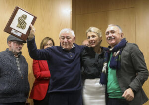 Imagen de archivo del padre de la vicepresidenta segunda del Gobierno, Suso Díaz (i), acompañado por su hija y por el secretario general de UGT, Pepe Álvarez. El veterano sindicalista ha fallecido este martes a los 80 años de edad. EFE/Xoán Rey