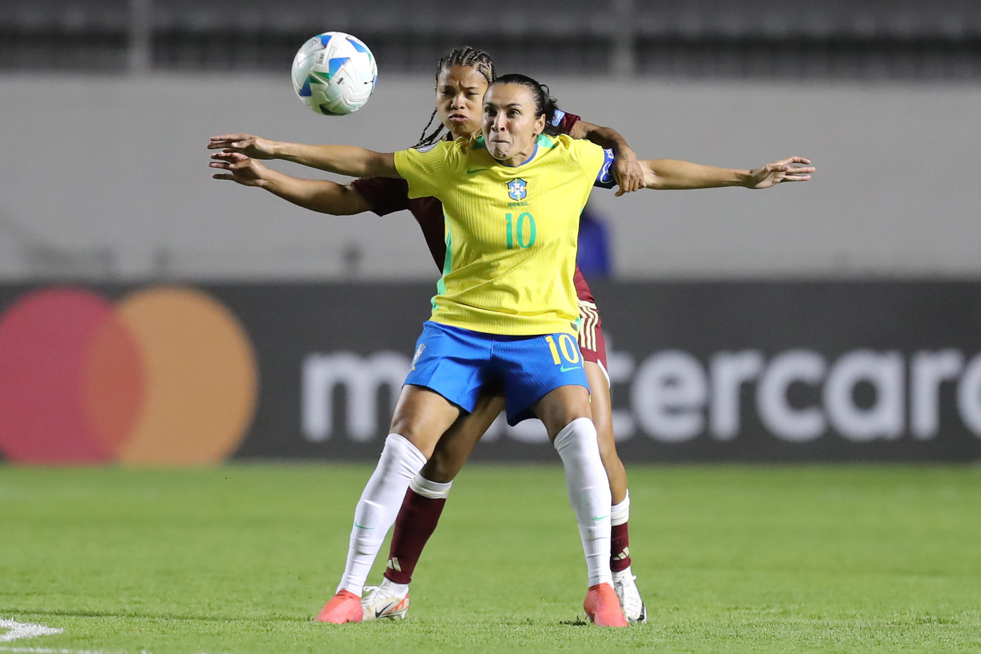 Marta, de Brasil, controla el balón durante un partido de la fase de grupos de la Copa América Femenina ante Venezuela en Quito (Ecuador). EFE/Jóse Jácome