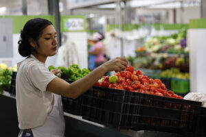Una persona trabaja en un puesto de alimentos este martes, en el mercado de abastos en La Chorrera, Ciudad de Panamá (Panamá). EFE/ Bienvenido Velasco
