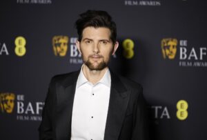 El actor estadounidense Adam Scott, protagonista de la serie 'Severance', posa en la sala de prensa durante los Premios BAFTA de Cine en el Royal Festival Hall de Londres, Reino Unido, en una fotografía de archivo. EFE/TOLGA AKMEN
//////////
LONDON (United Kingdom), 16/02/2025.- US actor Adam Scott poses in the press room during the BAFTA Film Awards at the Royal Festival Hall in London, Britain, 16 February 2025. The ceremony is hosted by the British Academy of Film and Television Arts (BAFTA). (Cine, Reino Unido, Londres) EFE/EPA/TOLGA AKMEN