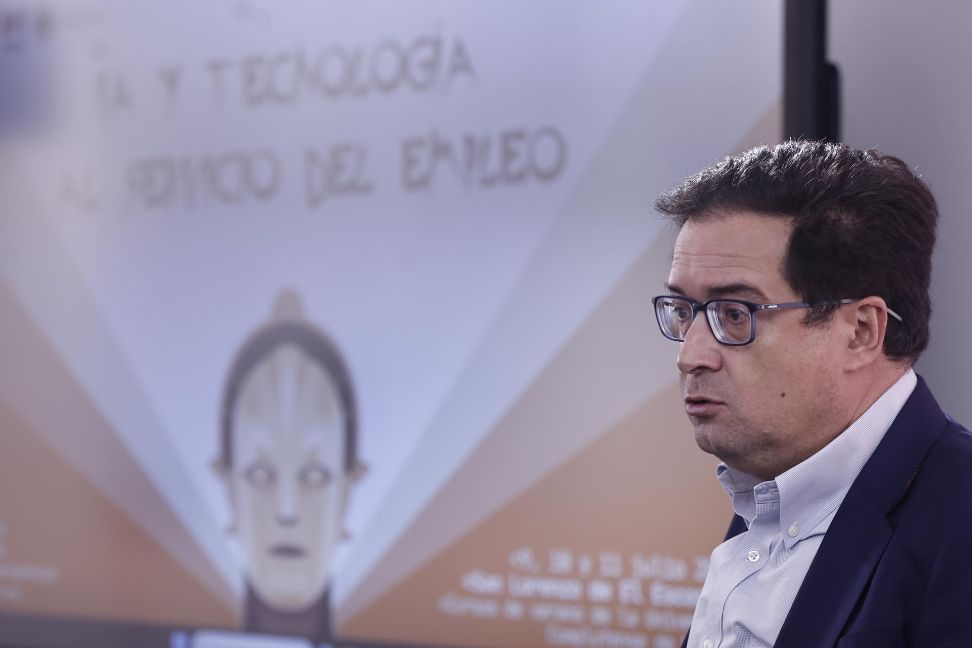 El ministro para la Transformación Digital y de la Función Pública, Óscar López clausura el curso "IA y tecnología al servicio del empleo", en el marco de los Cursos de Verano Complutense, este viernes. EFE/ Sergio Perez