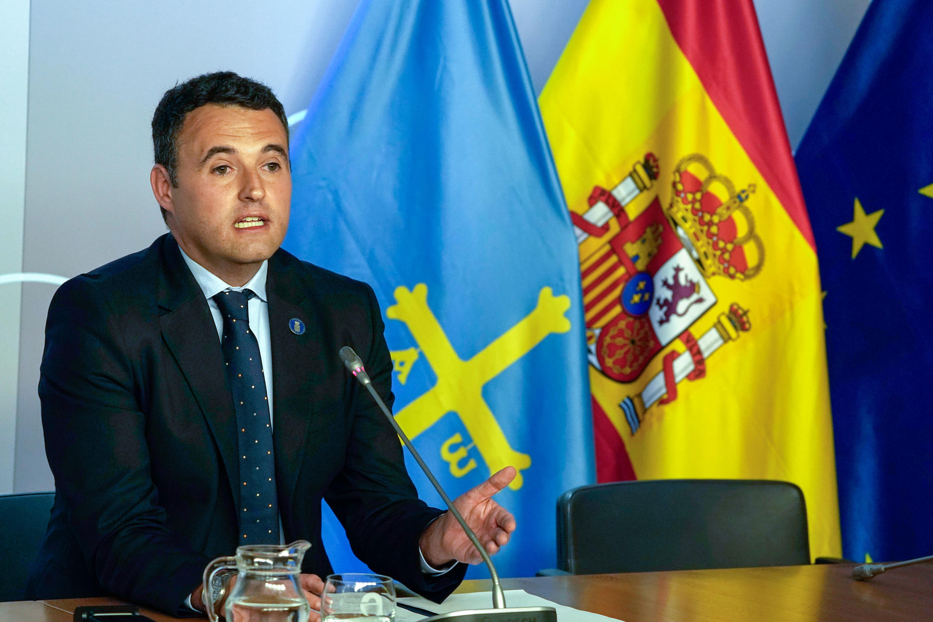 El Consejero de Hacienda de Asturias, Guillermo Peláez, durante la rueda de prensa sobre el tema de la financiación singular para Cataluña en la sede de la Presidencia este lunes. EFE/Paco Paredes