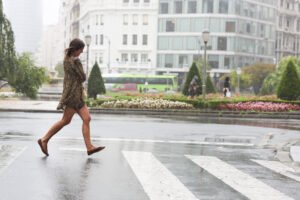 Una mujer se moja al cruzar un paso de peatones este lunes en Bilbao. EFE/Luis Tejido