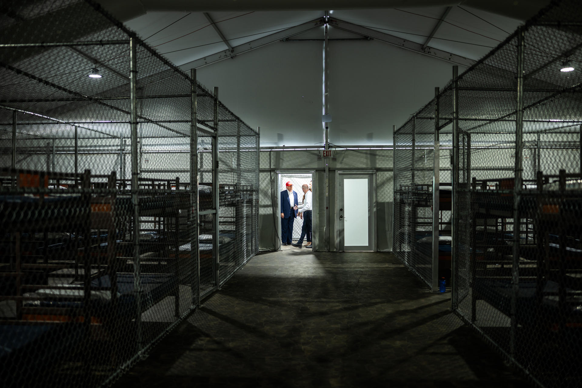 Fotografía tomada de una publicación en la red social X de @WhiteHouse donde se observa el presidente de los Estados Unidos, Donal Trump (i), visitando el centro de detención para migrantes 'Alligator Alcatraz' (Alcatraz caimán). EFE/ @whitehouse