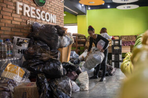 Varias personas organizan donaciones para los afectados por las fuertes lluvias este lunes, en Maracaibo (Venezuela). EFE/ Miguel Gutiérrez