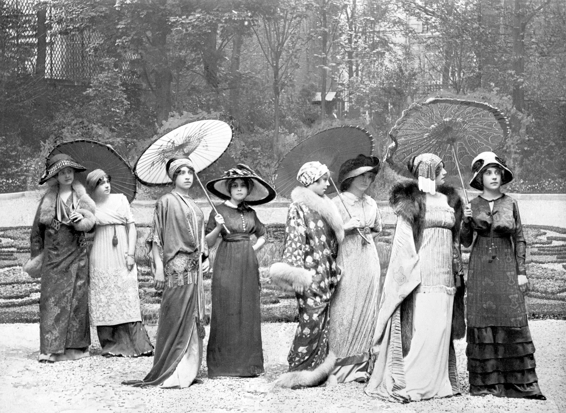 El Vitra Design Museum, en la ciudad de Weil am Rhein, en el sur de Alemania, acogerá a partir del próximo 18 de octubre 'Catwalk the art of the fashion show', una exposición que sumerge a los visitantes en la historia de los desfiles de moda desde sus inicios en torno a 1900 hasta la actualidad. En la imagen, un desfile de maniquíes de Paul Poiret en su jardín de París, 1910. EFE/Henri Manuel/L'Illustration CRÉDITO OBLIGATORIO FOTO CEDIDA SOLO USO PERMITIDO PARA ILUSTRAR LA NOTICIA QUE APARECE EN EL PIE DE FOTO SÓLO USO EDITORIAL
