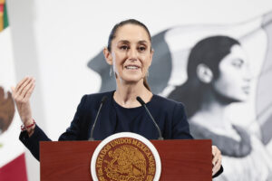 La presidenta de México, Claudia Sheinbaum, habla durante una rueda de prensa este viernes, en el Palacio Nacional, en Ciudad de México (México). EFE/José Méndez