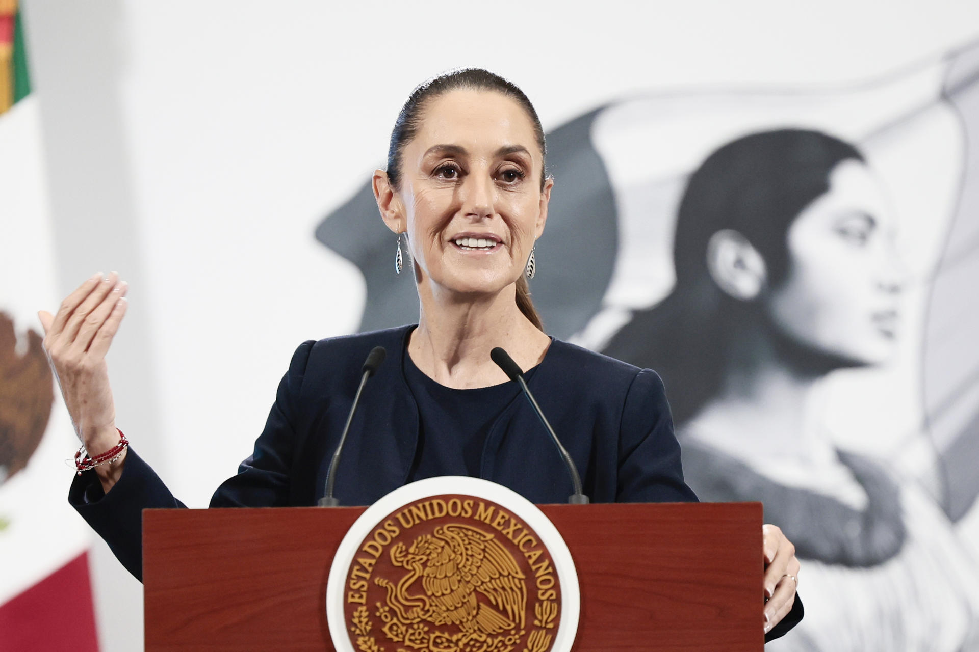 La presidenta de México, Claudia Sheinbaum, habla durante una rueda de prensa este viernes, en el Palacio Nacional, en Ciudad de México (México). EFE/José Méndez