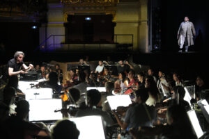 En la imagen de archivo, el director de orquesta venezolano Gustavo Dudamel dirige por primera vez La flauta mágica de W.A Mozart en el Gran Teatre del Liceu de Barcelona, España. EFE/ Alejandro García