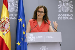 La ministra de Sanidad, Mónica García, ofrece una rueda de prensa para informar sobre el pleno extraordinario de la Comisión de Recursos Humanos del Sistema Nacional de Salud, este miércoles. EFE/ Chema Moya
