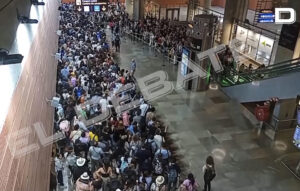 Captura de video de las largas colas en la Terminal 4 del aeropuerto Adolfo Suárez Madrid-Barajas este miércoles debido a un "problema informático puntual" en la zona de control de pasaportes, según han indicado a EFE fuentes policiales. Este fallo informático "en el acceso de las aplicaciones que utiliza la Policía Nacional" ha coincidido en un plazo de tiempo "muy breve" con una "acumulación de vuelos", lo que ha provocado largas colas durante el control de pasaportes, han recalcado dichas fuentes. EFE/El Debate -SOLO USO EDITORIAL/SOLO DISPONIBLE PARA ILUSTRAR LA NOTICIA QUE ACOMPAÑA (CRÉDITO OBLIGATORIO)-
