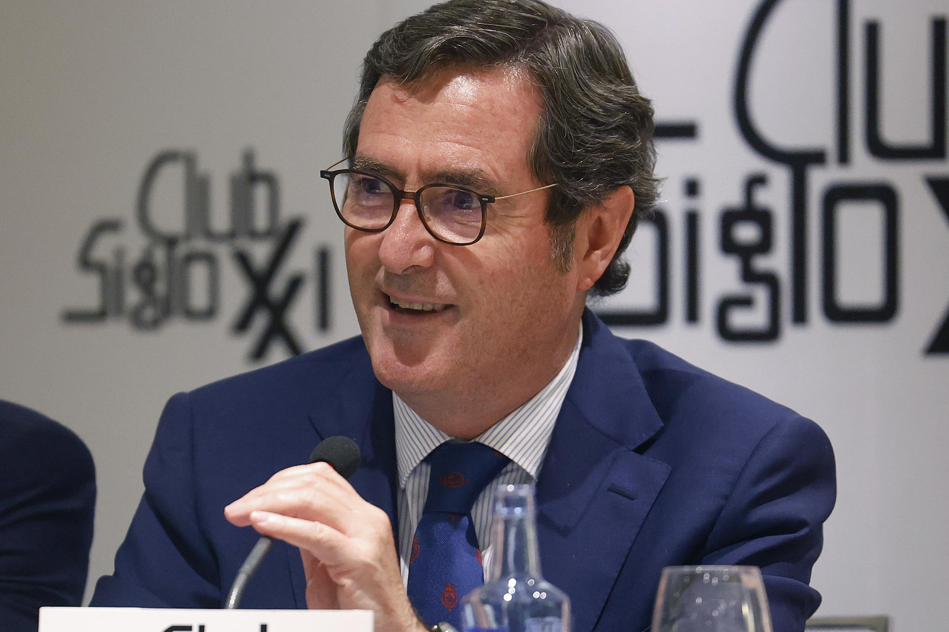 El presidente de la Confederación Española de Organizaciones Empresariales (CEOE), Antonio Garamendi, participa en un coloquio del Club Siglo XXI este miércoles, en Madrid. EFE/ J.P.Gandul
