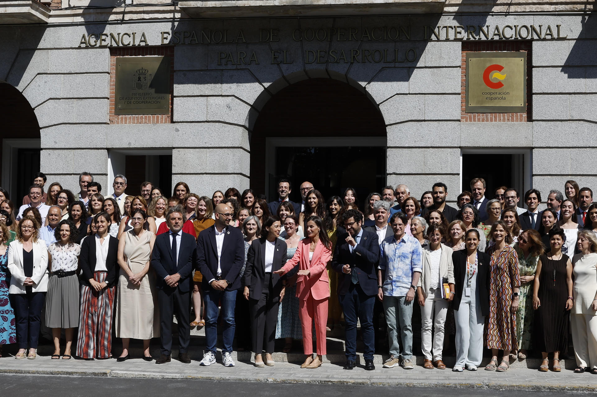 La reina Letizia, acompañada de la Secretaria de Estado de Cooperación Internacional Eva María Granados, durante la fotografía de familia en su visita a las instalaciones de la Agencia Española de Cooperación Internacional para el Desarrollo (AECID), este viernes en Madrid.-EFE/ Chema Moya