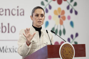 La presidenta de México, Claudia Sheinbaum, habla durante una rueda de prensa este jueves, en el Palacio Nacional de la Ciudad de México (México). EFE/José Méndez