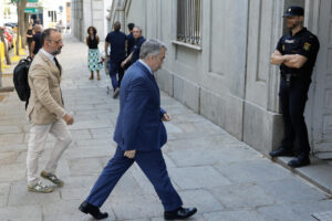 El ex secretario de organización del PSOE Santos Cerdán el pasado 30 de junio antes de comparecer como investigado ante el juez del Tribunal Supremo Leopoldo Puente. EFE/ Sergio Pérez