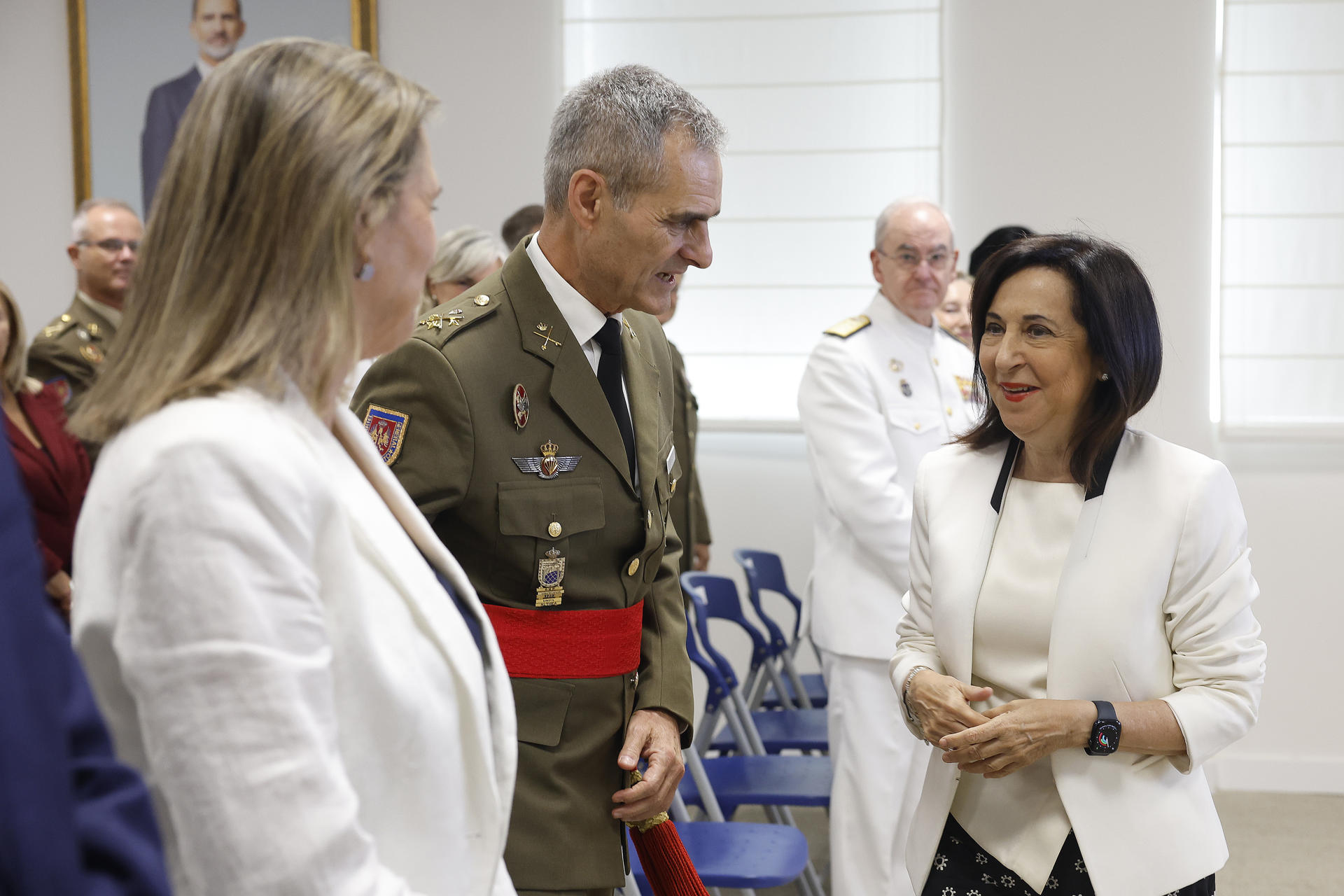 La ministra de Defensa, Margarita Robles, preside el acto de imposición de la Gran Cruz al Mérito Militar con distintivo azul al teniente general Aroldo Lázaro (c), jefe de la misión y comandante de la Fuerza Provisional de las Naciones Unidas para el Líbano (UNIFIL) hasta el pasado 24 de junio, este lunes en Madrid.-EFE/ J.P.Gandul