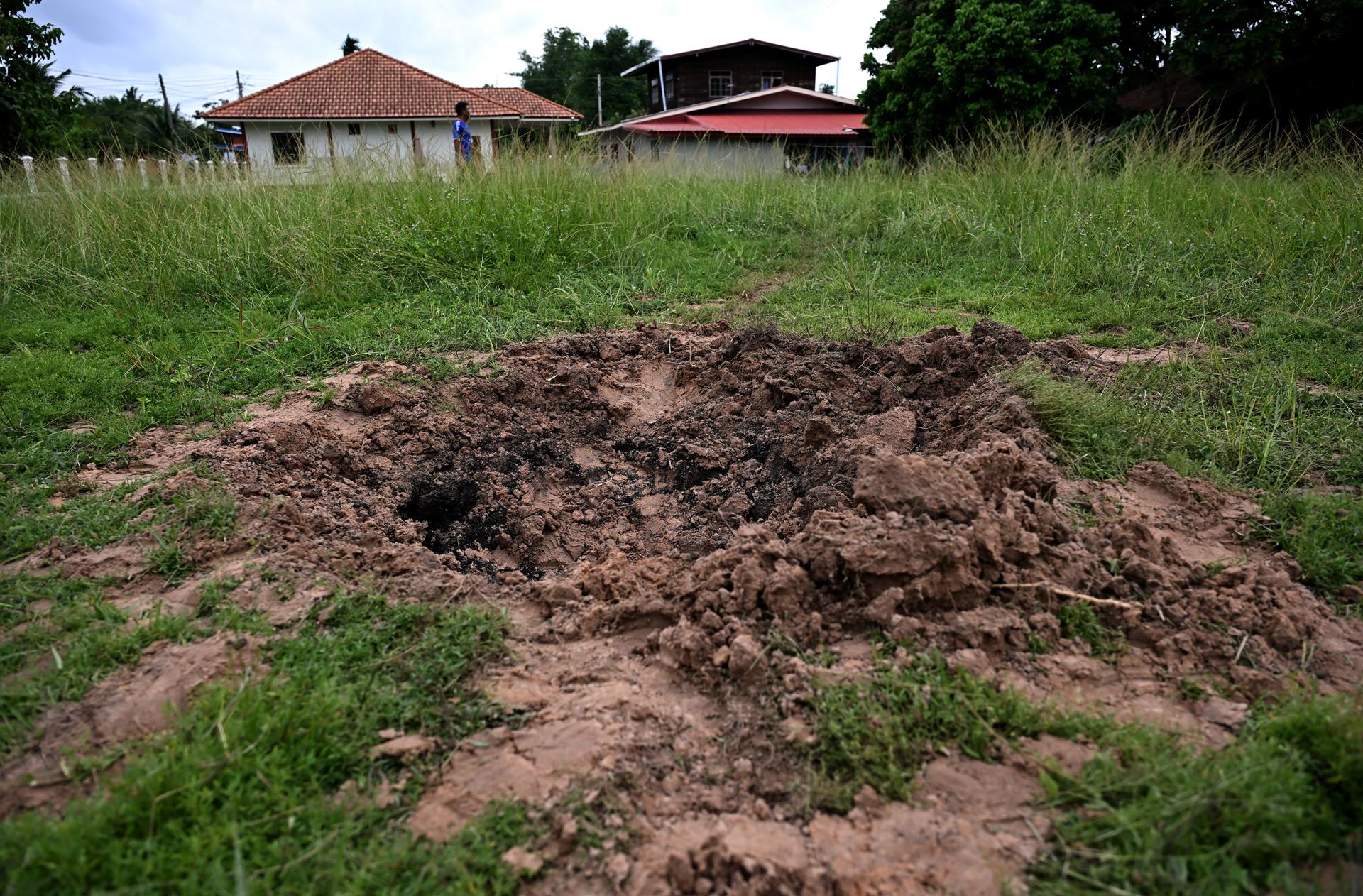 KAB CHOENG (Tailandia), 26/07/2025.- Un cráter provocado por el impacto de un proyectil en un área residencial del distrito de Kab Choeng, en la provincia de Surin, zona fronteriza donde se viven enfrentamientos entre los Ejércitos de Tailandia y Camboya. EFE/EPA/KAIKUNGWON DUANJUMROON
