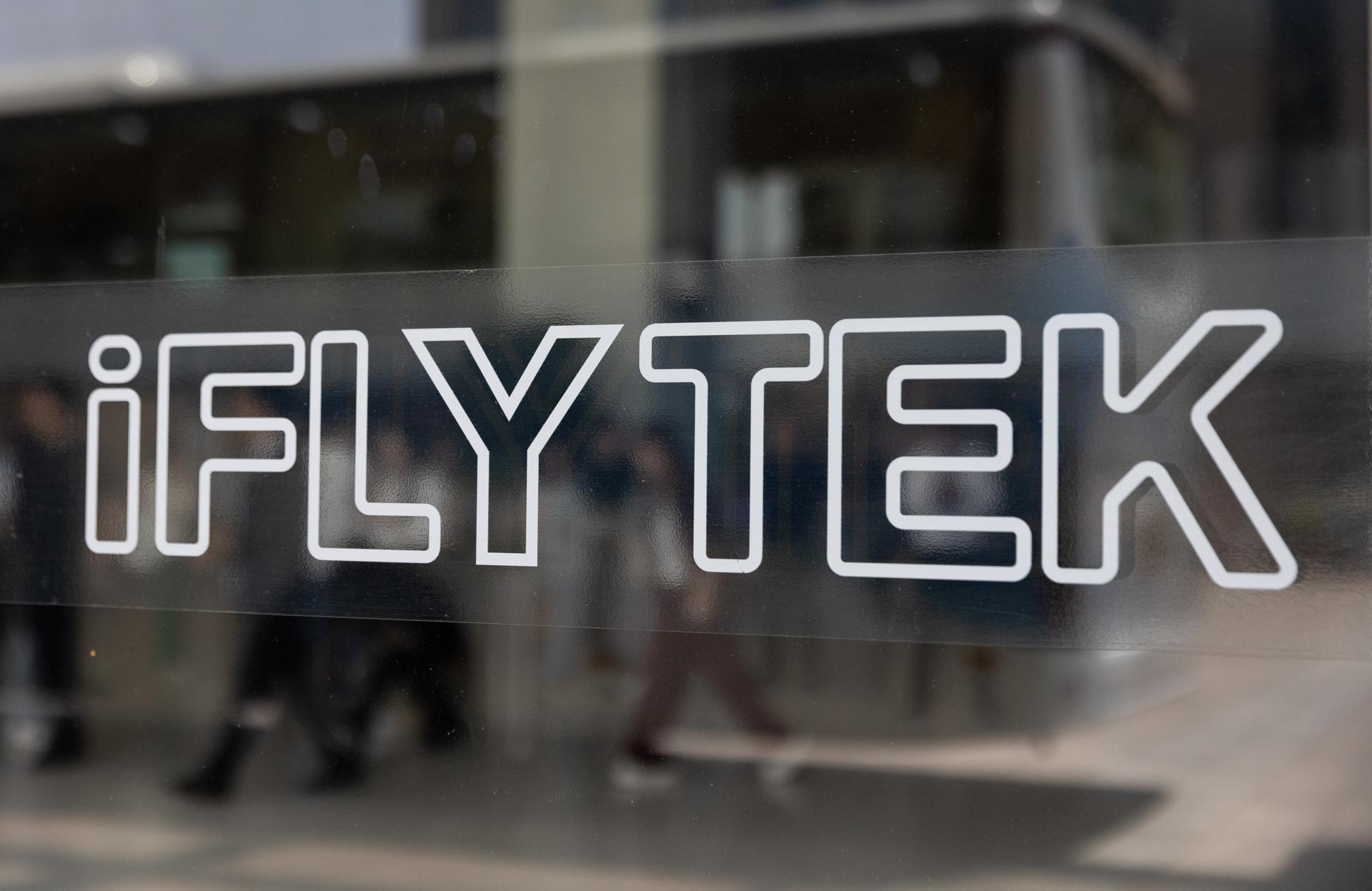 Fotografía de archivo fechada el 23 de abril de 2025 del logotipo de iFLYTEK en un laboratorio de la empresa en Hefei (China). EFE/ Jessica Lee
