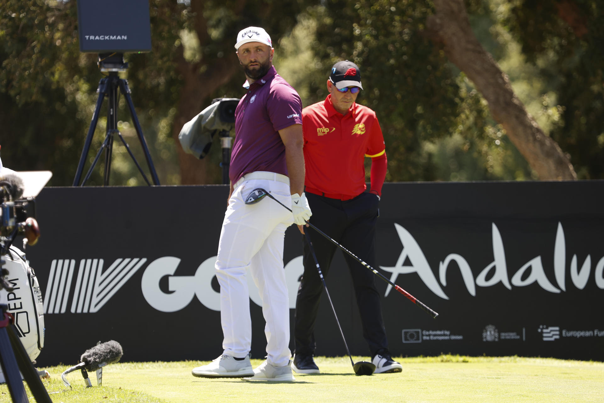 El español Jon Rahm (i) junto a Sergio García, después de lanzar su bola en la salida del hoyo 2, en la tercera edición del LIV Golf Andalucía 2025, el circuito de golf financiado por Arabia Saudí, este viernes en el campo de Valderrama en San Roque (Cádiz). EFE/A.Carrasco Ragel.
