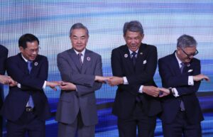 KUALA LUMPUR (Malasia), 10/07/2025.- (I-D) Los ministros de Asuntos Exteriores de Vietnam, China, Malasia, y Laos, Bui Thanh Son, Wang Yi, Mohamad Hasan y Thongsavanh Phomvihane, respectivamente, se toman de la mano para una foto grupal en el Centro de Convenciones de Kuala Lumpur, Malasia, el 10 de julio de 2025. EFE/EPA/HASNOOR HUSSAIN / POOL