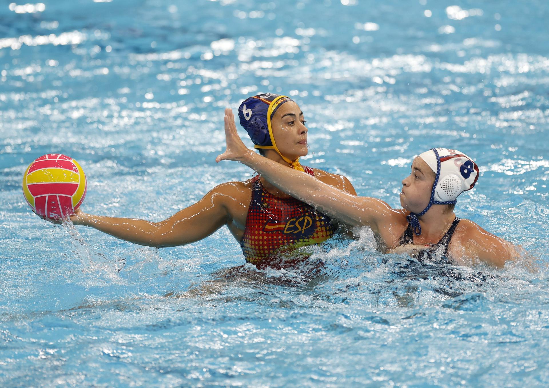 La española Paula Barriaga Crespi (i) en acción contra Ryann Neushul (d) de EE.UU. durante el partido por la medalla de bronce de waterpolo femenino entre EE.UU. y España en los Campeonatos Mundiales de Natación Singapur 2025. EFE/EPA/RUNGROJ YONGRIT
