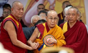 Imagen del líder espiritual del budismo tibetano, el Dalai Lama (C), durante las celebraciones de su 90 cumpleaños, el 6 de julio de 2025. EFE/EPA/HARISH TYAGI
", "to": "es" } ////////// Tibetan Buddhism spiritual leader the Dalai Lama (C) attends his 90th birthday celebrations at Tibetans' main temple of Tsuglagkhang at McLeod Ganj, near Dharamsala, India, 06 July 2025. EFE/EPA/HARISH TYAGI