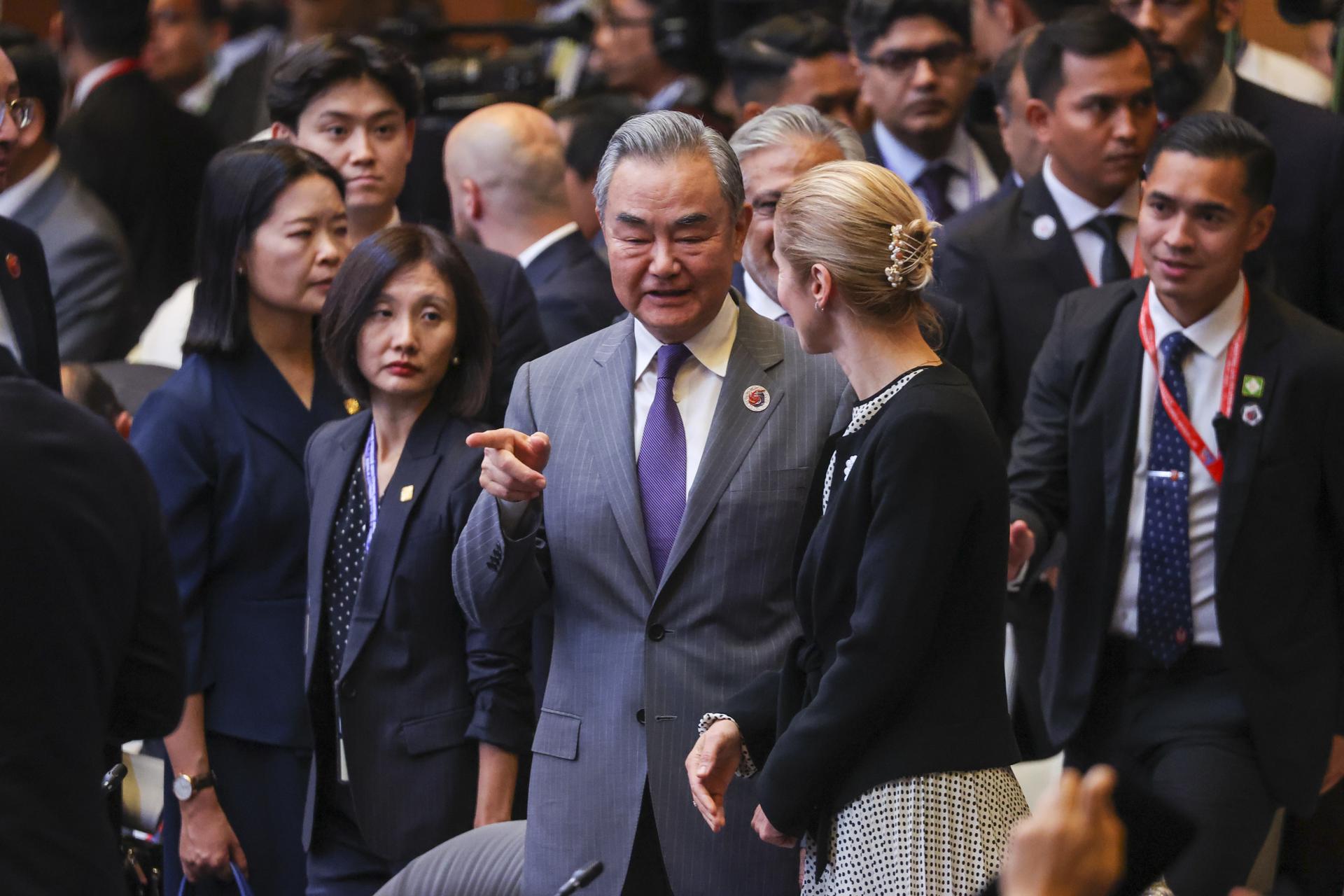 KUALA LUMPUR (Malaysia), 11/07/2025.- China’s Foreign Minister Wang Yi (C) talks to European Union (EU) High Representative for Foreign Affairs and Security Policy Kaja Kallas (C-R) during the 32nd Association of Southeast Asian Nations (ASEAN) Regional Forum at the 58th Association of Southeast Asian Nations (ASEAN) Foreign Ministers’ Meetings in Kuala Lumpur, Malaysia, 11 July 2025. (Malasia) EFE/EPA/FAZRY ISMAIL
