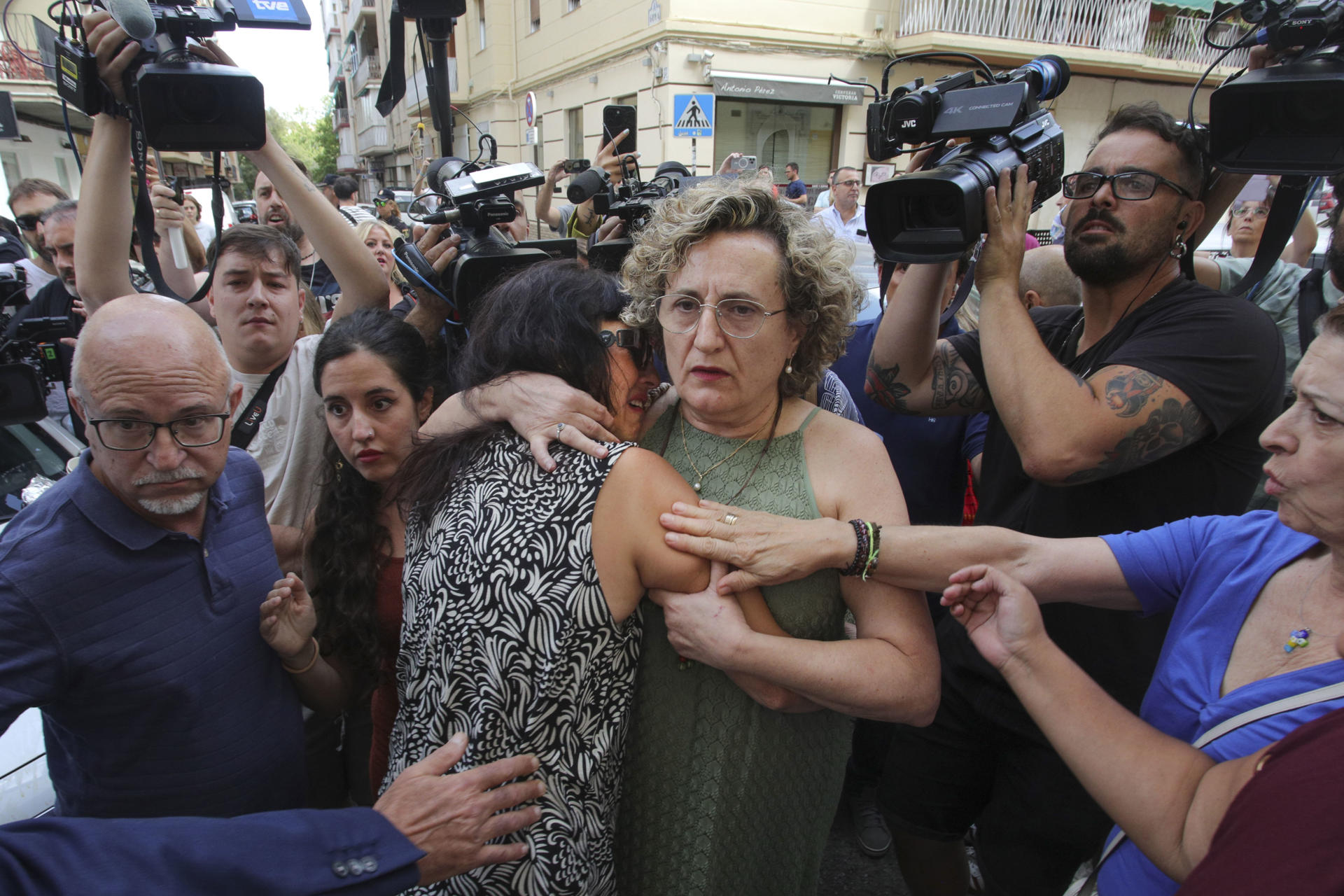 Juana Rivas (c-i), visiblemente afectada, a su llegada al punto de encuentro fijado por orden judicial para que su hijo menor se reencuentre con su padre, el italiano Francesco Arcuri, que tiene la custodia, este martes en Granada. Su llegada se ha producido sobre las 10:40 horas, minutos después de que el Tribunal Constitucional (TC) inadmitiera la petición de medidas cautelares solicitada por los abogados de Juana Rivas para suspender la entrega del niño. Daniel, de 11 años, ha llegado acompañado por su madre, que ha accedido al punto de encuentro familiar, donde un equipo de psicólogos y de los servicios sociales velará por que el intercambio se produzca de forma tranquila, como acordó la semana pasada el Juzgado de Primera Instancia 3 de Granada. EFE/ Pepe Torres
