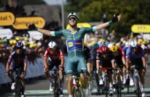 El italiano Jonathan Milan celebra una victoria al 'esprint' en la séptima etapa en Laval. EFE/EPA/MARTIN DIVISEK