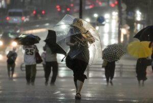 Imagen de archivo de lluvias torrenciales en Tokio (Japón). EFE/EPA/KIMIMASA MAYAMA