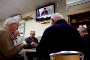 Imagen de archivo de un grupo de ancianos jugando a las cartas en un bar de Madrid mientras en la televisión comparece el presidente del Gobierno, Pedro Sánchez. EFE/Mariscal