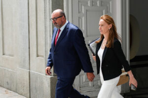 El exasesor del exministro de Transportes José Luis Ábalos, Koldo García (i), a su salida del Tribunal Supremo en Madrid en una foto de archivo. EFE/ Borja Sanchez-Trillo
