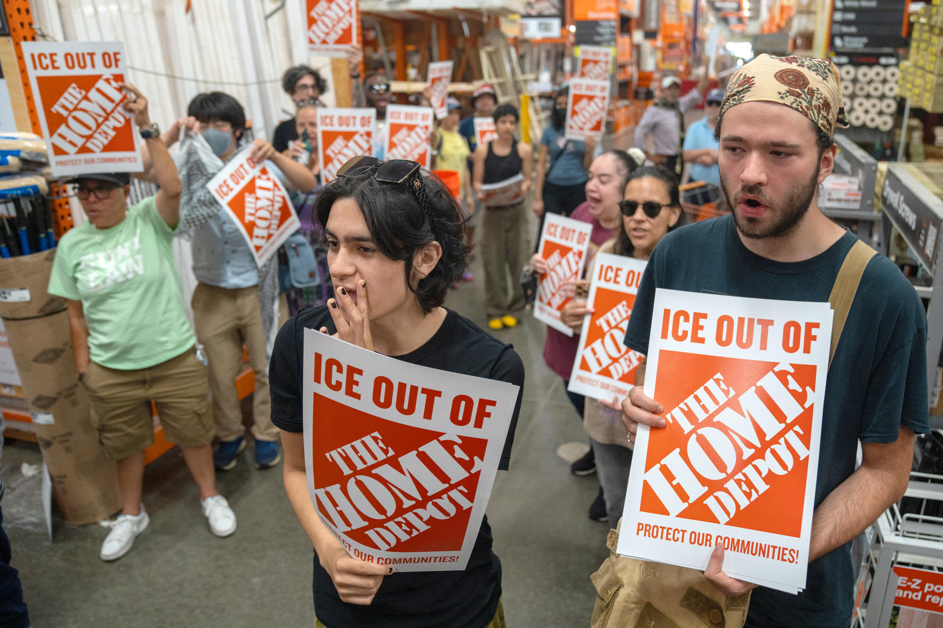 Personas sostienen carteles durante una manifestación en apoyo a la Red Nacional de Organización de Jornaleros por las recientes redadas de ICE en los estacionamientos de The Home Depot este jueves, en East Windsor New Jersey (Estados Unidos). EFE/ Ángel Colmenares