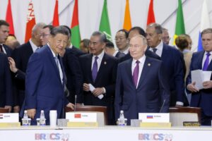 Fotografía de archivo, tomada el 24/10/2024, que muestra a los presidentes de China y Rusia, Xin Jinping y Vladimir Putin, respectivamente, durante una ceremonia de los BRICS en Kazan. (Rusia) EFE/EPA/MAXIM SHEMETOV / POOL