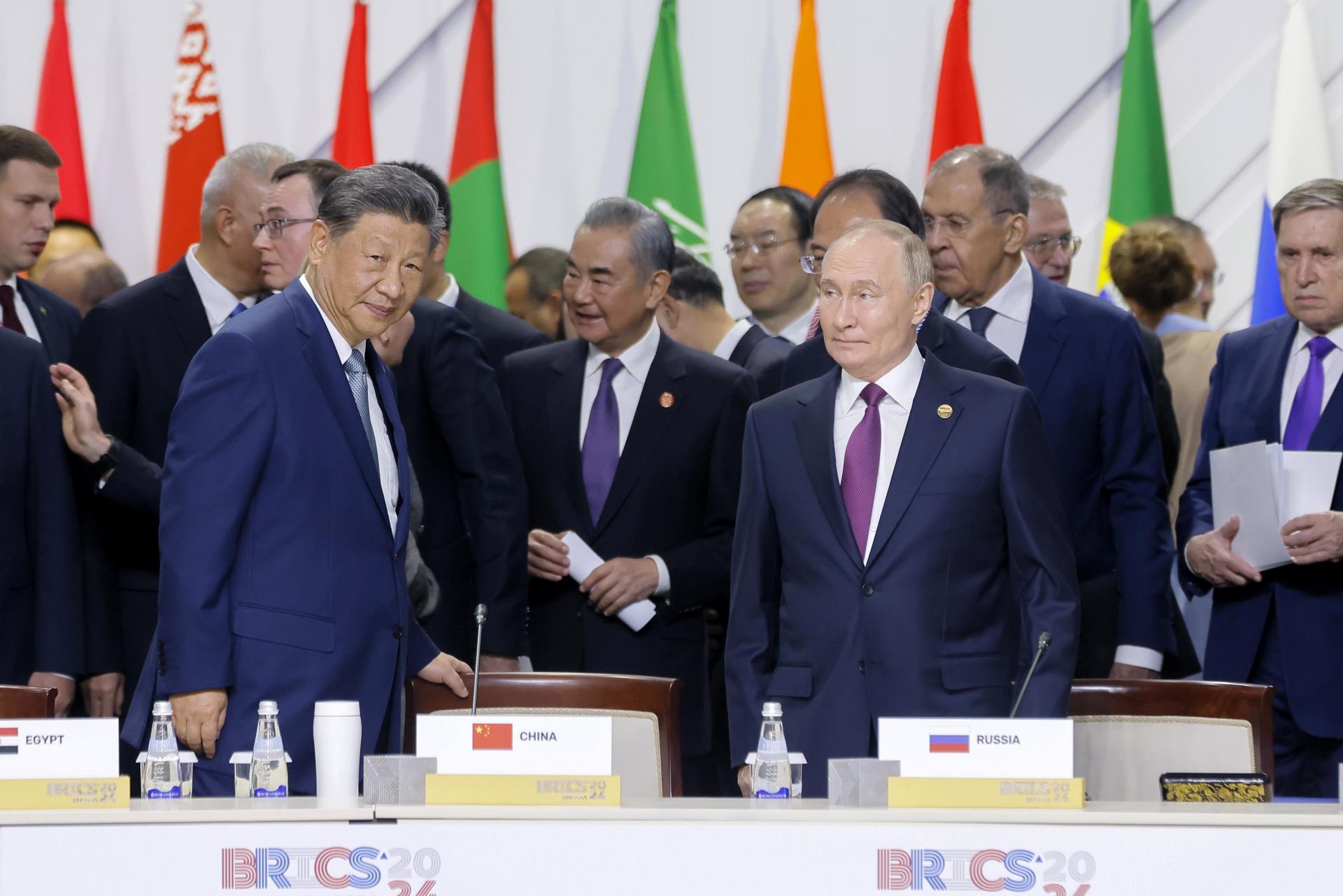Fotografía de archivo, tomada el 24/10/2024, que muestra a los presidentes de China y Rusia, Xin Jinping y Vladimir Putin, respectivamente, durante una ceremonia de los BRICS en Kazan. (Rusia) EFE/EPA/MAXIM SHEMETOV / POOL