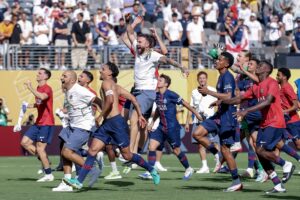 Jugadores del Paris Saint-Germain celebran el paso a la final del Mundial de Clubes después de golear 4-0 al Real Madrid. EFE/EPA/JUSTIN LANE