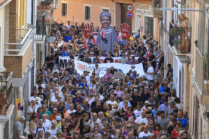 - La localidad valenciana de Catarroja, en plena zona cero de la dana, acoge este martes la novena manifestación contra el president de la Generalitat, Carlos Mazón, por su gestión de la tragedia este martes, día en que se cumplen nueve meses de las inundaciones en las que fallecieron 228 personas en la provincia de Valencia. EFE/ Kai Forsterling