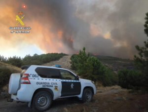 El número de vecinos de la comarca cacereña de Las Hurdes desalojados por el incendio que se declaró en la tarde de ayer en Caminomorisco se ha elevado a unos 200 durante esta madrugada, en la que unos 180 efectivos han luchado para sofocarlo, entre ellos 105 de la Unidad Militar de Emergencias (UME). EFE/ Guardia Civil //SOLO USO EDITORIAL/SOLO DISPONIBLE PARA ILUSTRAR LA NOTICIA QUE ACOMPAÑA (CRÉDITO OBLIGATORIO)