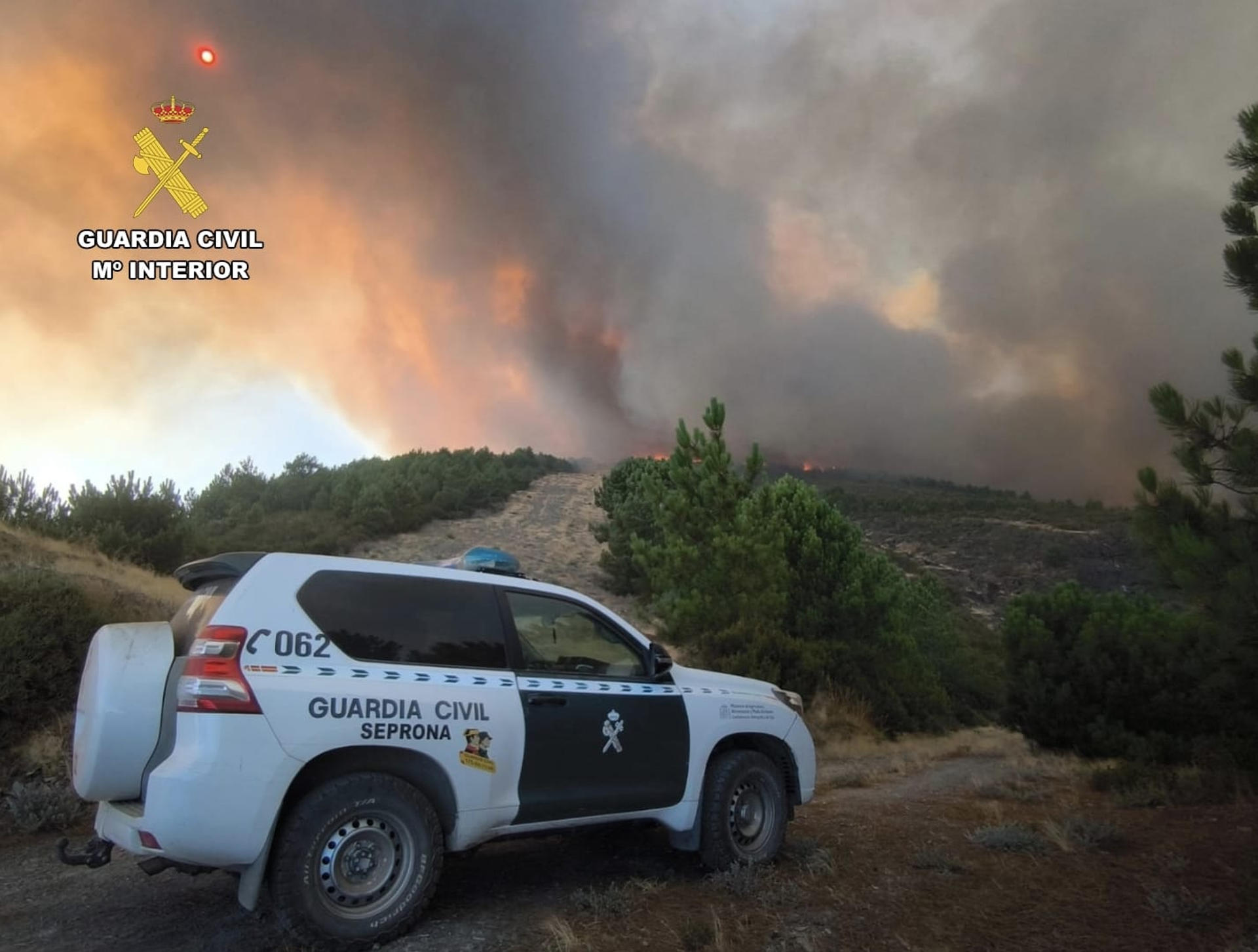 El número de vecinos de la comarca cacereña de Las Hurdes desalojados por el incendio que se declaró en la tarde de ayer en Caminomorisco se ha elevado a unos 200 durante esta madrugada, en la que unos 180 efectivos han luchado para sofocarlo, entre ellos 105 de la Unidad Militar de Emergencias (UME). EFE/ Guardia Civil //SOLO USO EDITORIAL/SOLO DISPONIBLE PARA ILUSTRAR LA NOTICIA QUE ACOMPAÑA (CRÉDITO OBLIGATORIO)