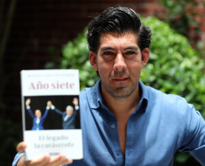 El periodista y escritor mexicano Manuel López San Martín posa durante una entrevista con EFE este miércoles, en Ciudad de México (México). EFE/ Mario Guzmán
