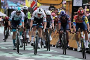 El ciclista belga Tim Merlier (2-L) del Soudal Quick-Step gana al sprint la tercera etapa del Tour de Francia. EFE/EPA/CHRISTOPHE PETIT TESSON